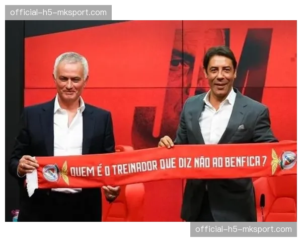 看台一幕：穆里尼奥现身罗马客场，目睹旧主失利后提前离场