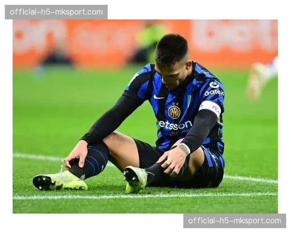 特写:劳塔罗点球点附近抽射中柱,国米错失扩大比分良机 特写:劳塔罗点球点附近抽射中柱,国米错失扩大比分良机