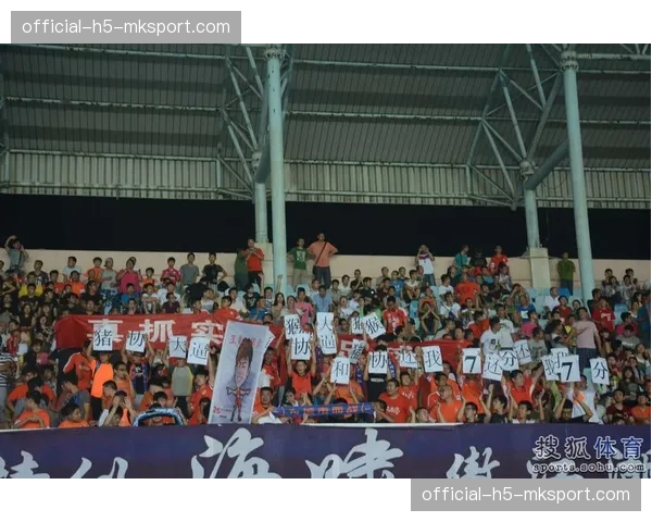 “静默抗议”:球迷组织联合抵制高票价,多场英超比赛出现空看台 “静默抗议”:球迷组织联合抵制高票价,多场英超比赛出现空看台